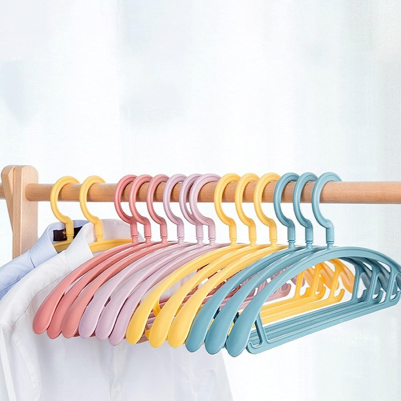 0231 Plastic Hangers, Clothes Hangers – Lightweight Space Saving Hangers – Standard Hangers for Clothes – Durable, Slim & Sleek Hangers (10pc)