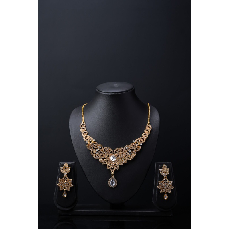 Elegant Necklace and Earrings Set with Intricate Detailing